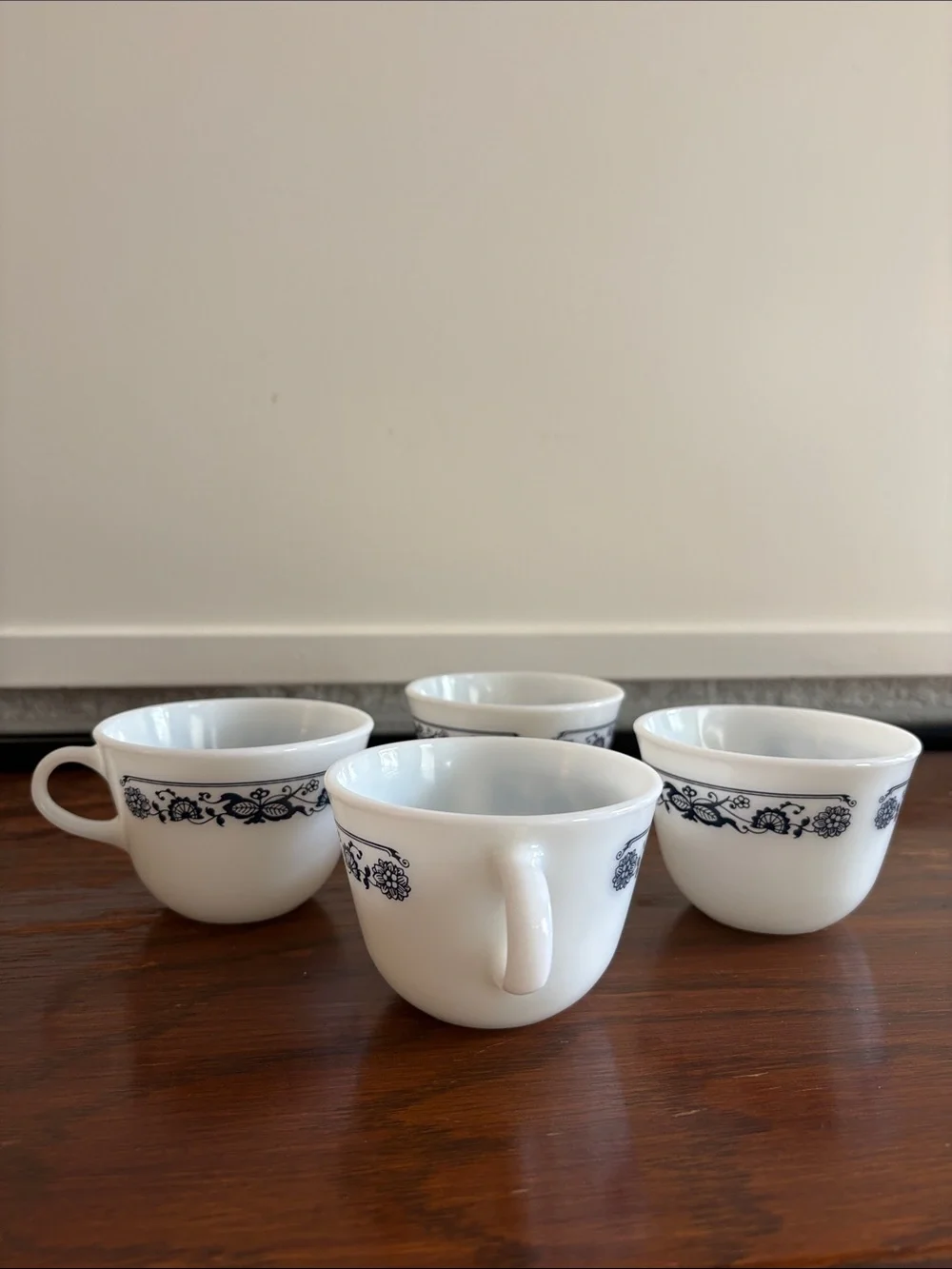 VTG PYREX Corningware ‘Old Town Blue’ ‘Blue Onion’ Milk Glass Cups Set of 4 USA